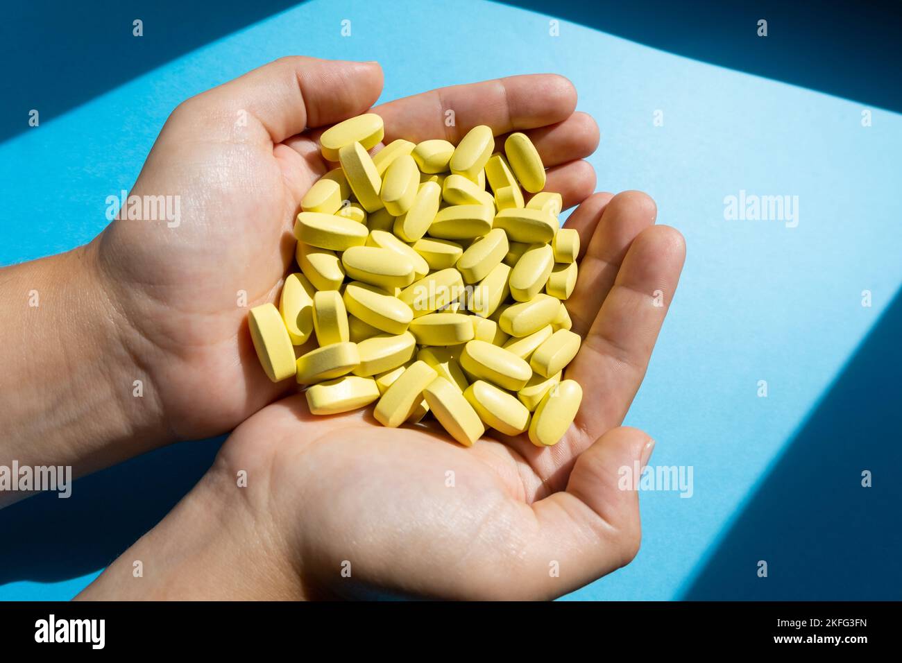 Hände des Arztes, der eine Menge von Medikamenten Vitaminkapseln oder Pillen hält. Stockfoto