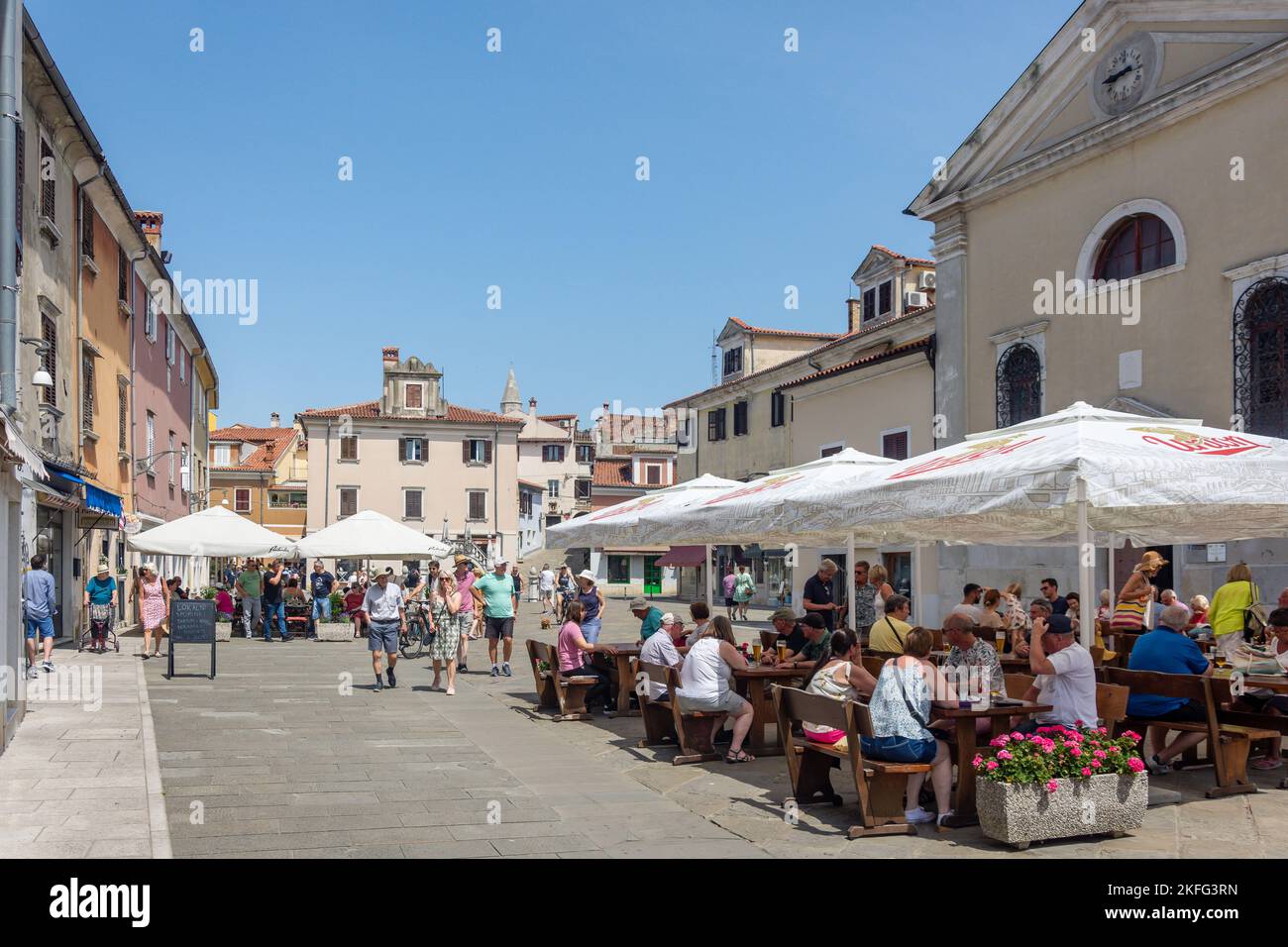 Restaurants im Freien, Preserenplatz (Piazza Prešeren), Prešernov trg, Koper, Slowenisches Istrien, Slowenien Stockfoto