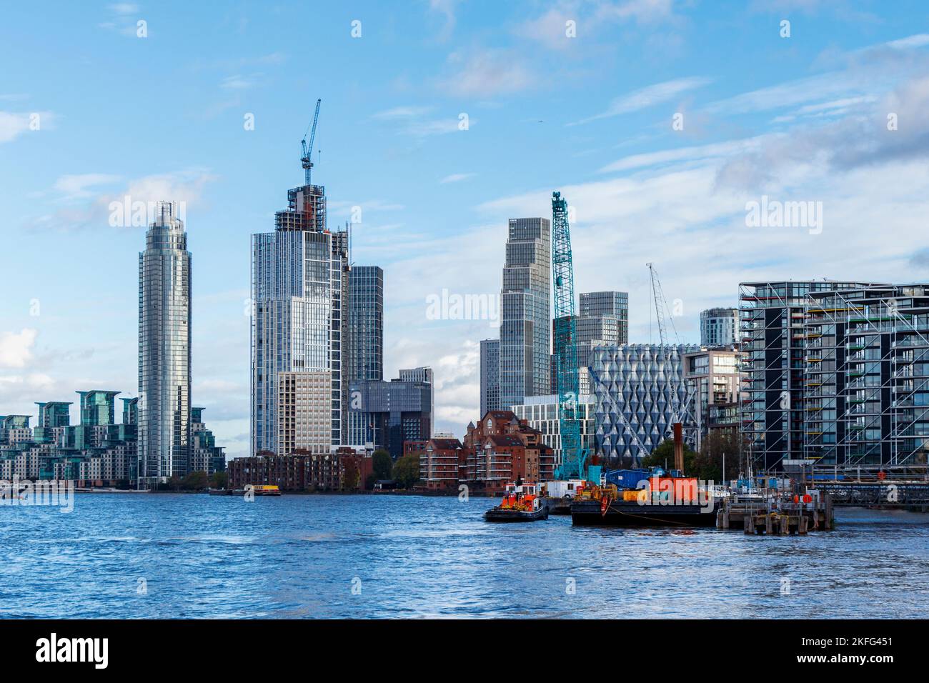 Hochhausgrundstücke am Südufer der Themse in Vauxhall, London, Großbritannien Stockfoto