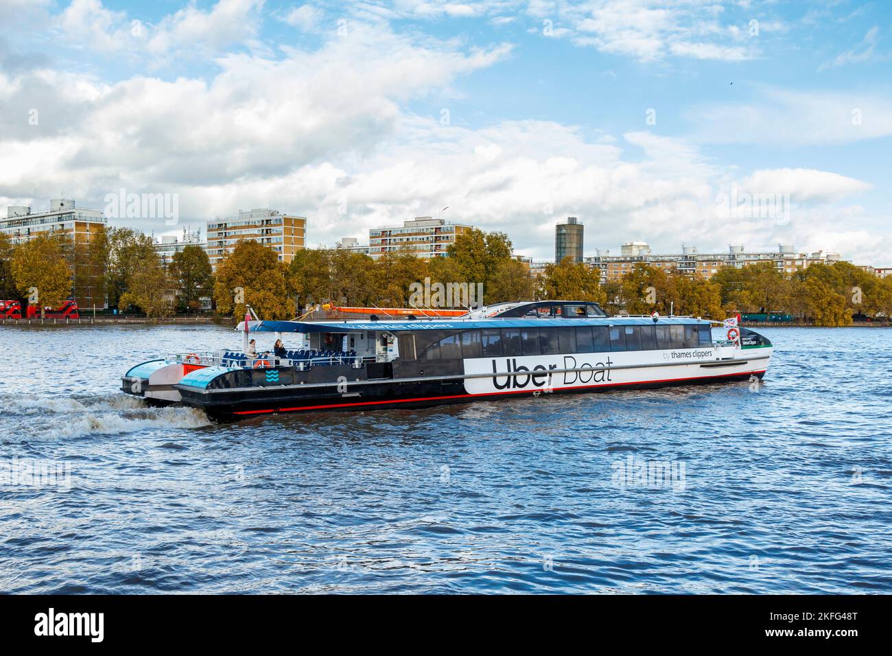 Ein Uber Boat Thames Clipper auf dem Fluss in Battersea, London, Großbritannien Stockfoto