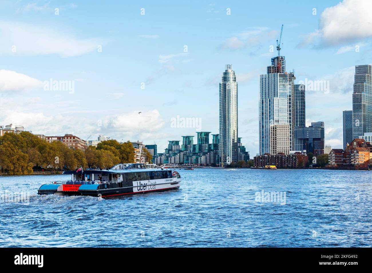 Ein Thames Clipper segelt flussabwärts auf dem River vorbei an Hochhausgrundstücken in Vauxhall, London, Großbritannien Stockfoto