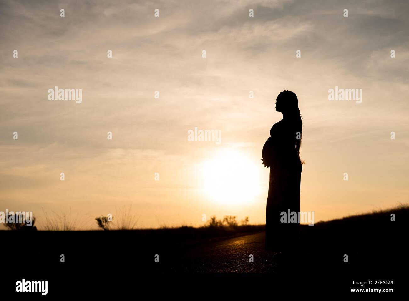 Silhouette Frau, Silhouette, Hintergrundbeleuchtung, Ruhe, Gras, park, Glück, Vorfreude, Magen, Genießen, Natürlich, Frauen, Gesundheit, Frau, Geburt, fut Stockfoto