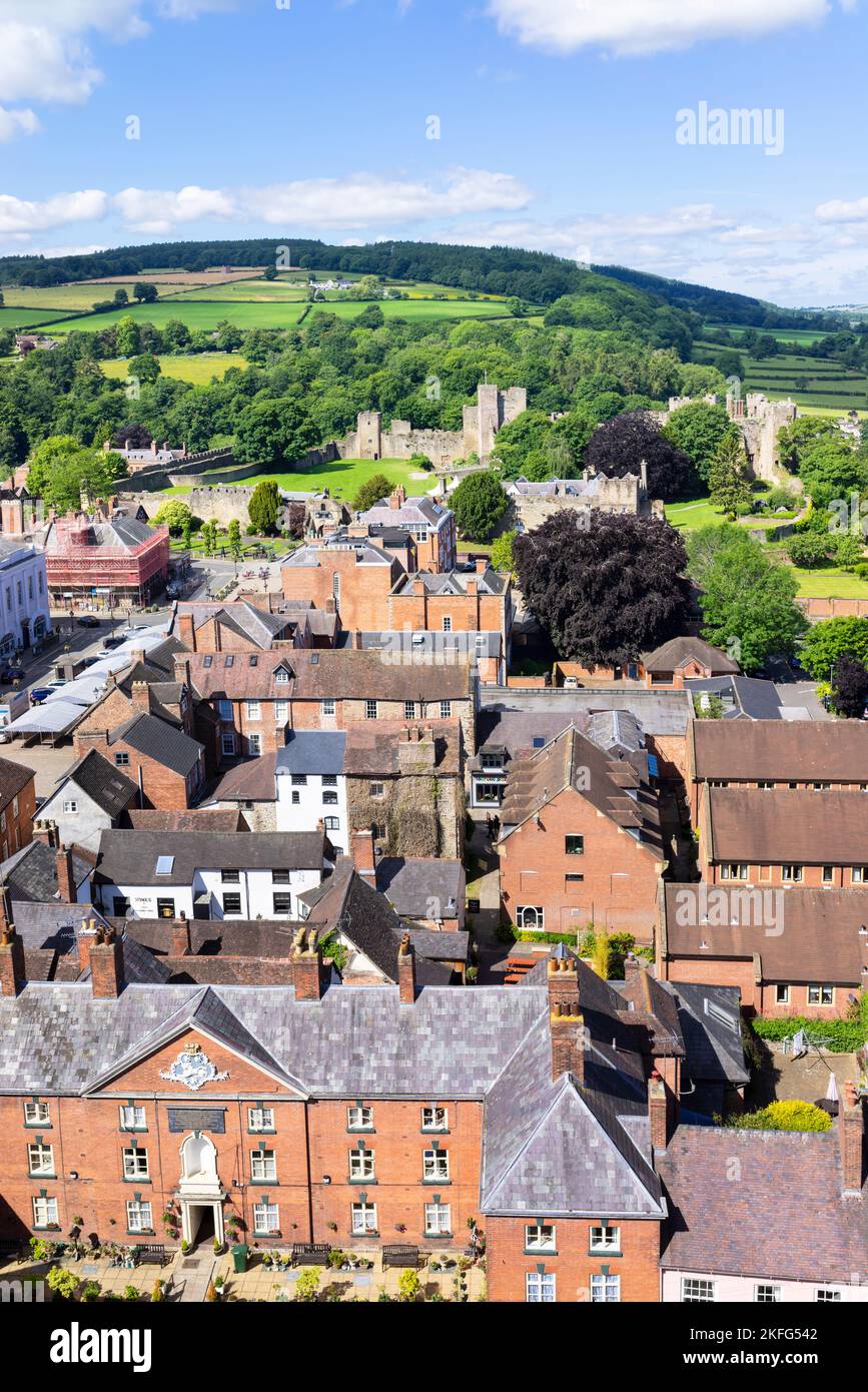 Ludlow Shropshire Blick auf die mittelalterliche Burgruine Ludlow und den Ludlow Market Place Ludlow Shropshire England GB Europa Stockfoto