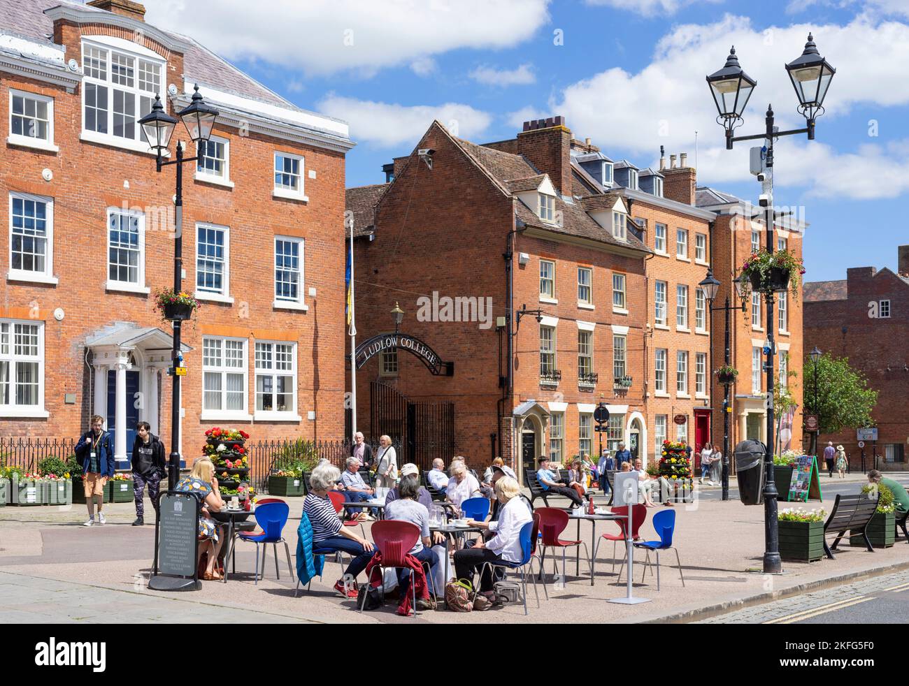 Ludlow Shropshire Ludlow College - Castle Square Campus und Leute saßen auf dem Marktplatz Ludlow Shropshire England GB Europa Stockfoto