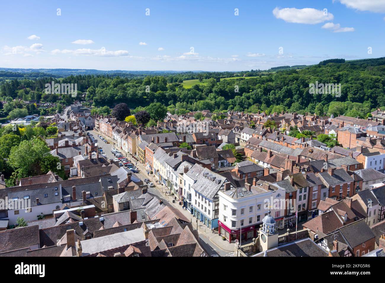 Ludlow Shropshire Blick auf die breite Straße und den kleinen Markt Stadtzentrum und Landschaft hinter Ludlow Shropshire England GB Europa Stockfoto