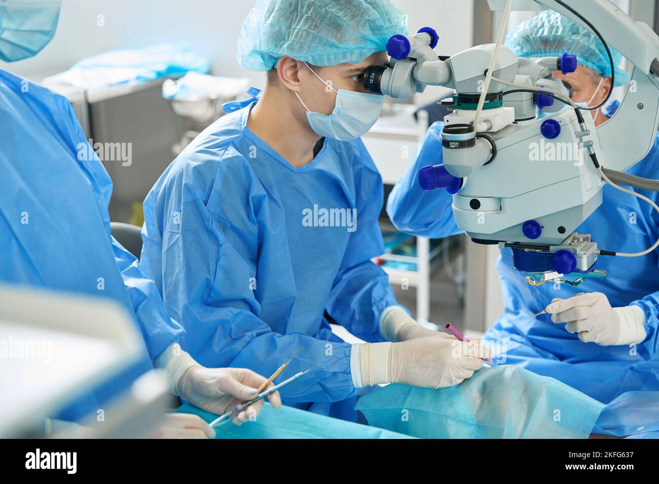 Porträt eines medizinischen Arbeiters auf Augenmikrochirurgie im Krankenhaus Stockfoto