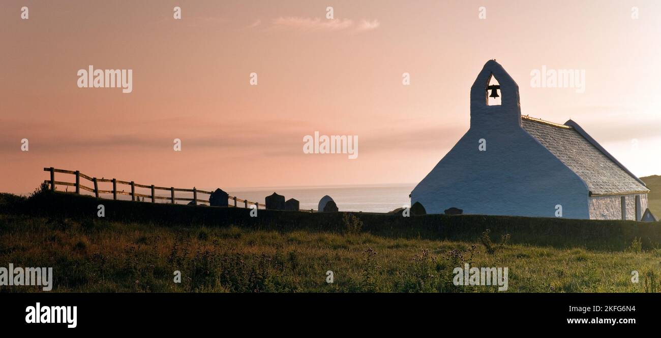 Blick auf die mittelalterliche Kirche des Heiligen Kreuzes am frühen Morgen im Sommer vom neuen Küstenpfad von Ceridigion aus gesehen, Mwnt Wales UK Stockfoto