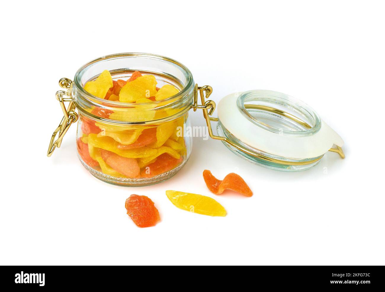 Fruchtlollipops im Glasgefäß isoliert auf weißem Hintergrund Stockfoto