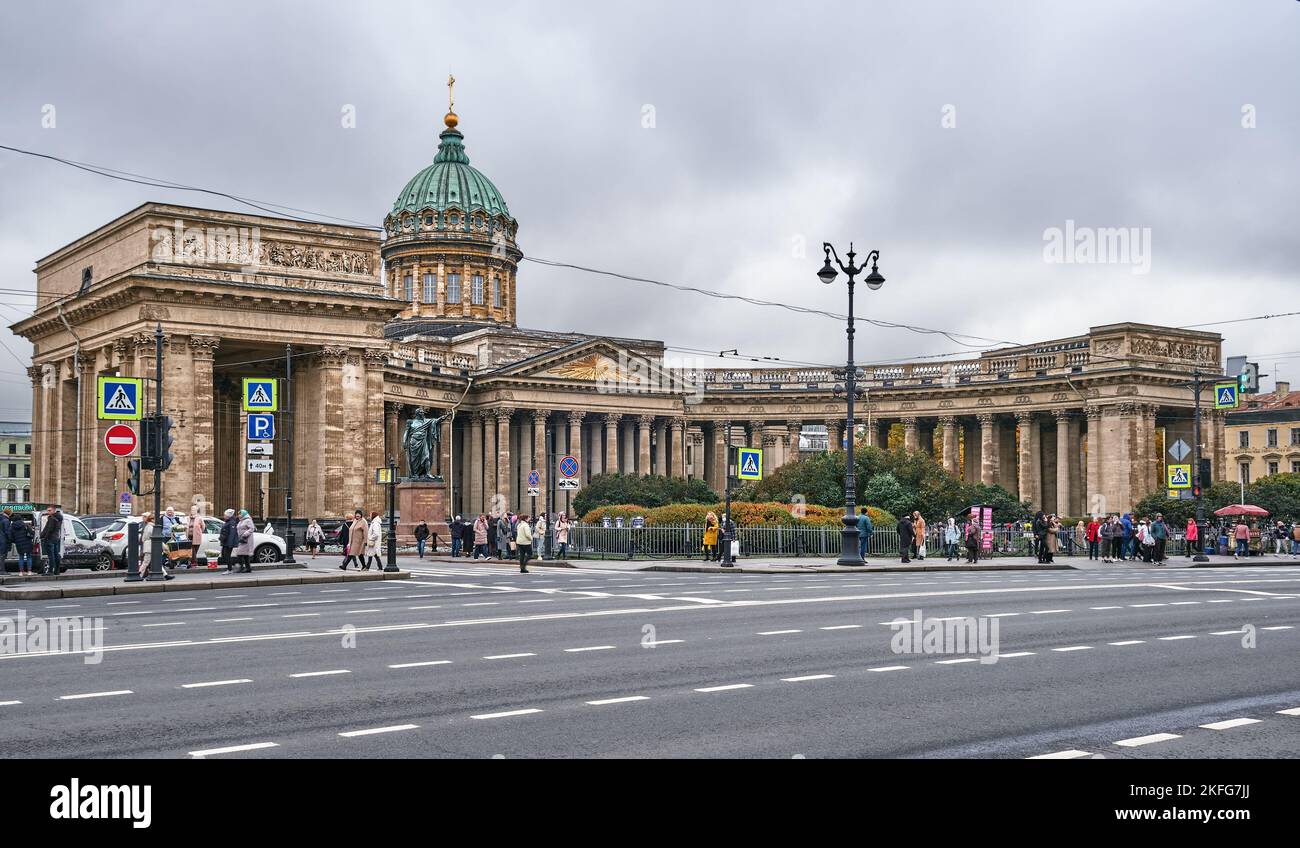 Newski Prospekt, Blick auf die Kathedrale von Kasan Ikone der Gottesmutter, erbaut 1801-1811 im Stil des russischen Klassizismus, Architekt Voronikhin Stockfoto