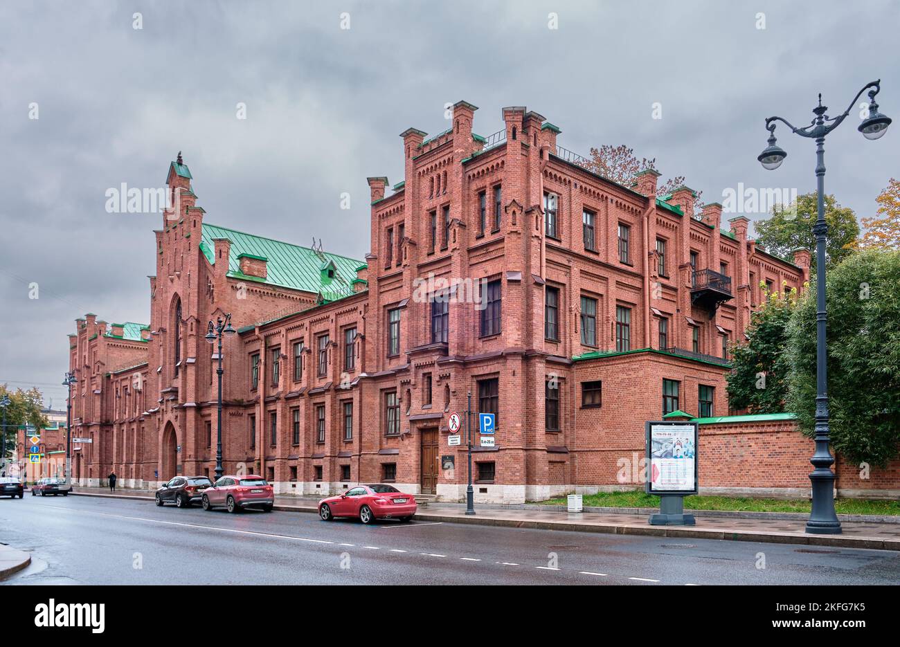 Hauptgebäude Evangelisches Frauenkrankenhaus, Russisches Forschungsinstitut für Phthisiopulmonologie, neugotischer Stil, erbaut 1869-1871, architektonisches Monu Stockfoto