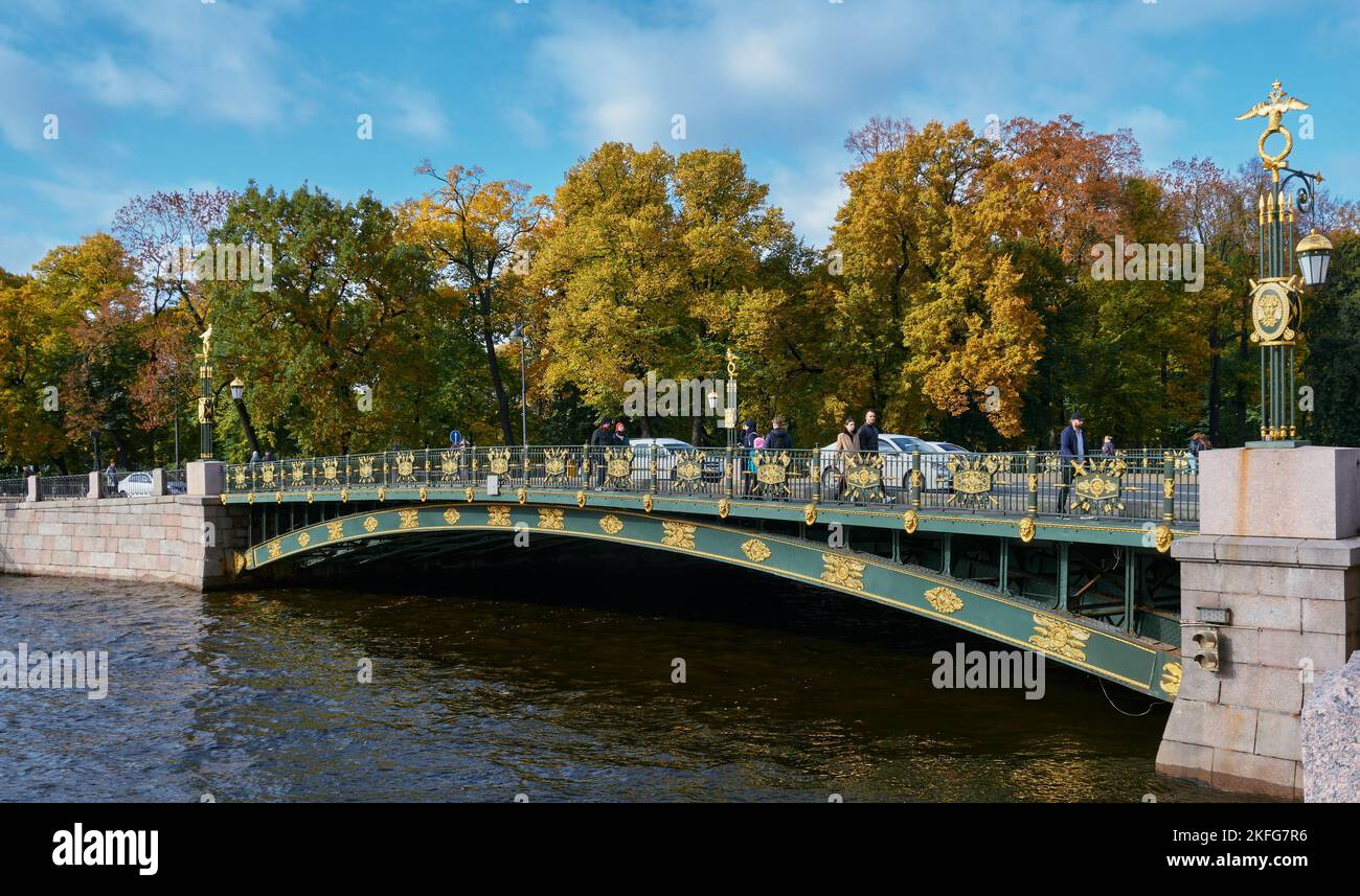Panteleimonovsky-Brücke oder Pestel-Brücke über den Fluss Fontanka, 1907-1908, Wahrzeichen: St. Petersburg, Russland - 07. Oktober 2022 Stockfoto
