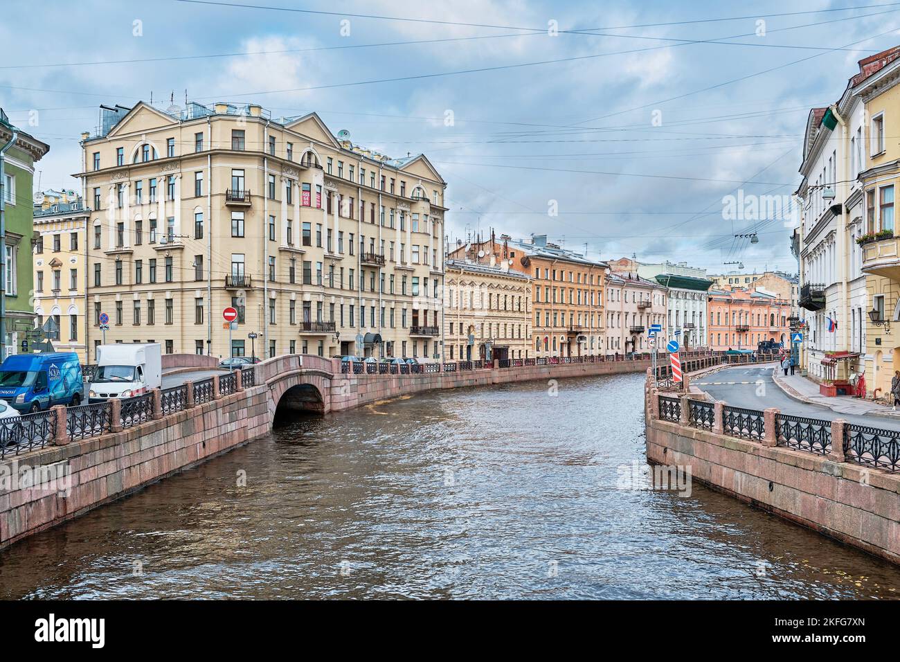 Stadtbild mit dem Fluss Moyka mit Blick auf das ehemalige Einnahmehaus von N.P. Ferzen, Baujahr 1914, Wahrzeichen: St. Petersburg, Russland - 07. Oktober 2 Stockfoto