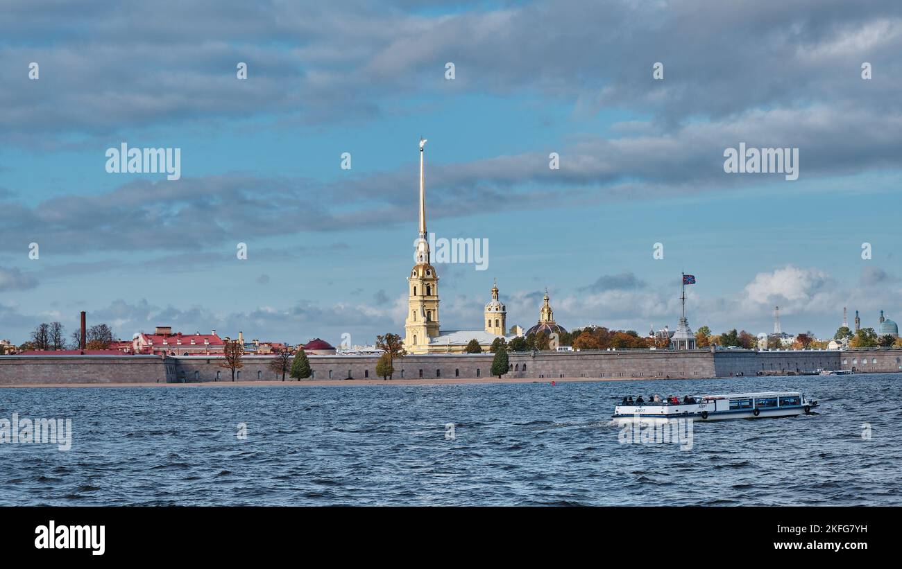 Blick auf die Peter-und-Paul-Festung am Ufer der Newa, gegründet 1703, ein Denkmal der Architektur: St. Petersburg, Russland - 07. Oktober, Stockfoto