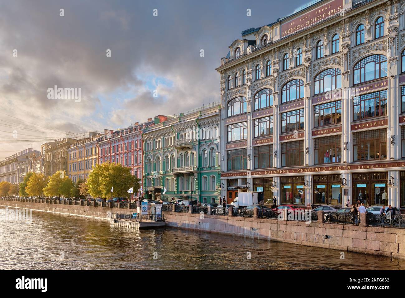 Farbenfrohe malerische Aussicht auf den Moika-Flussdamm mit alten Häusern und dem Gebäude des Handelshauses Esders et Scheefhals oder des Departements Au Pont Rouge Stockfoto