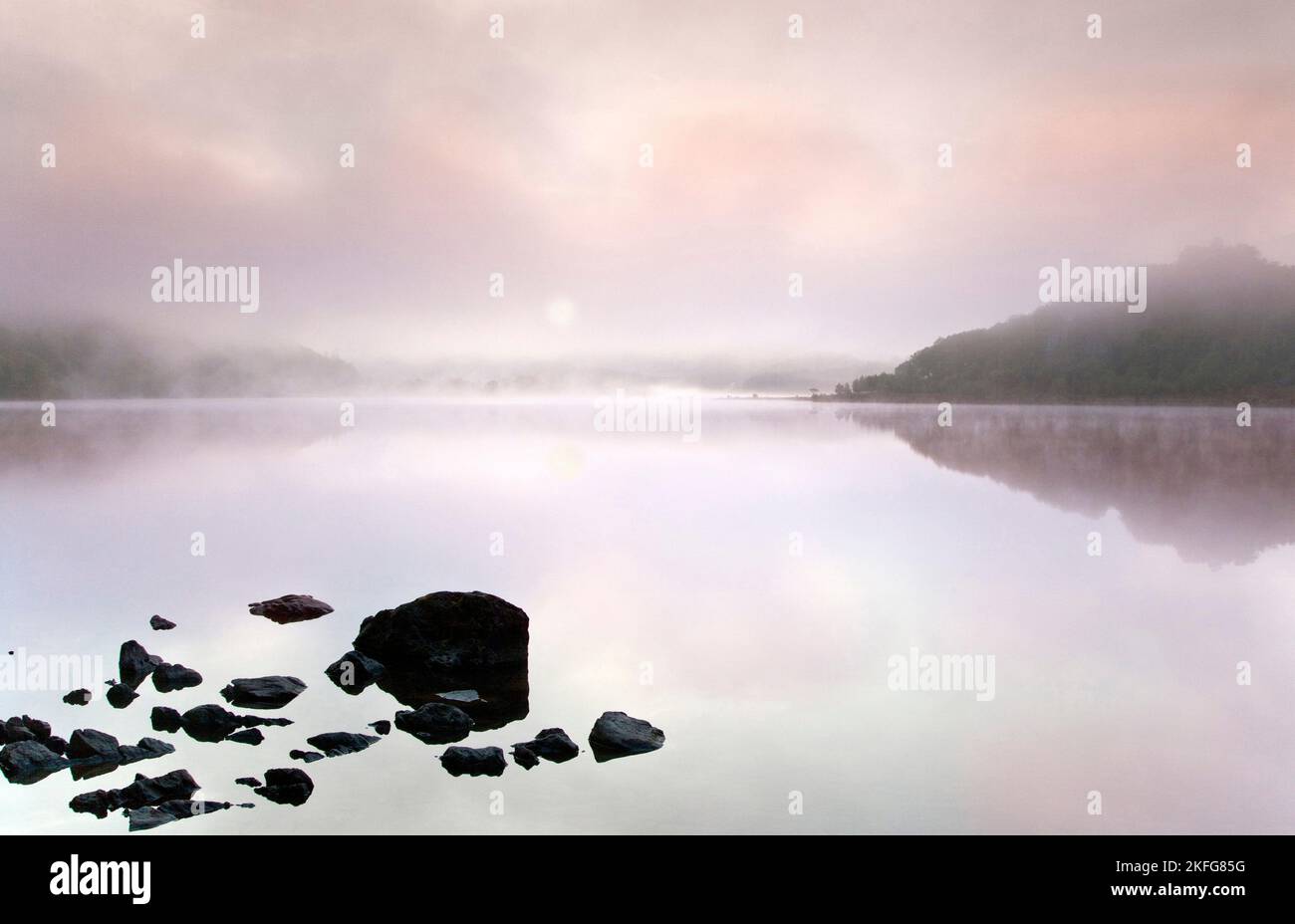 Misty Dawn auf Llyn Dinas See im Nantgwynant Tal Snowdonia-Nationalpark Gwynedd Norden Wales UK, Spätfrühling. Stockfoto