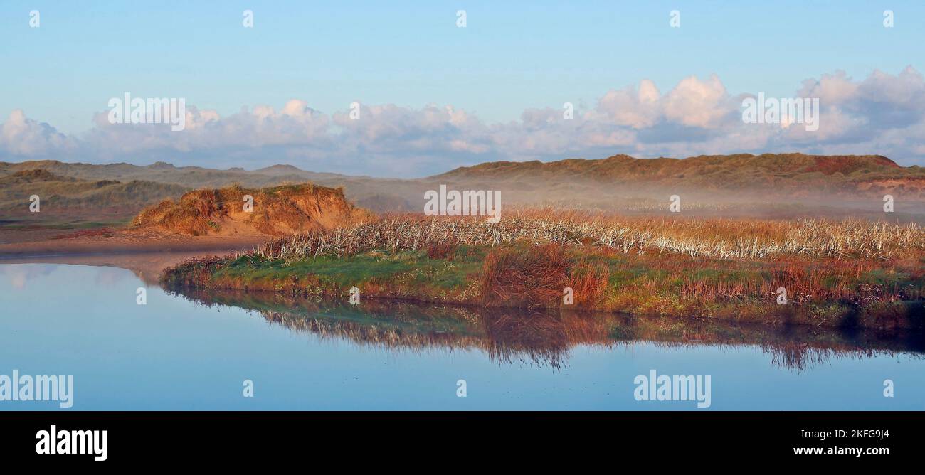 Farbfoto des frühen Morgens um Afon Crigyll in Rhoseigr an der Westküste auf der Isle of Anglesey, North Wales, Großbritannien, Herbst. Stockfoto