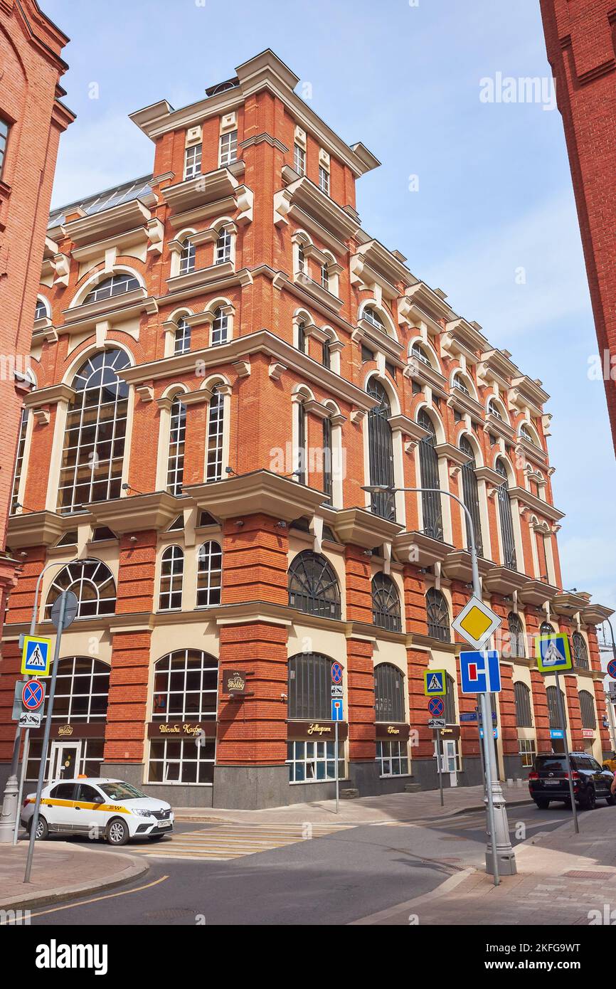 1. Golutvinsky Lane, moderner nicht-Wohnkomplex mit Garagen, Baujahr 2001, Blick von der Ecke: Moskau, Russland - 19. August 2022 Stockfoto