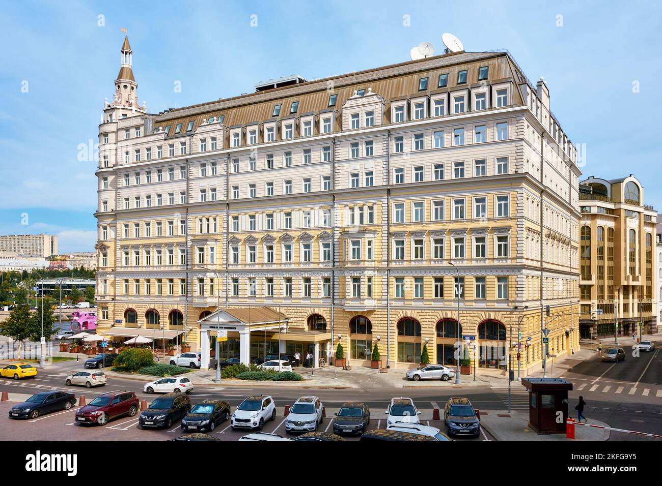 Balchug Street, Blick auf das Balchug Kempinski Hotel, erbaut 1897-1898, Wahrzeichen: Moskau, Russland - 19. August 2022 Stockfoto