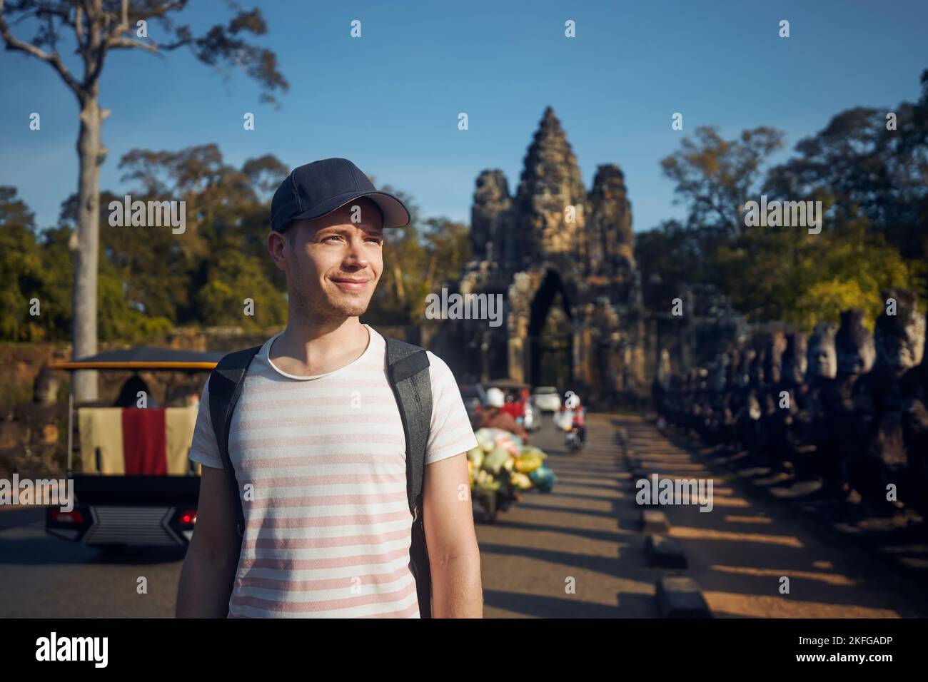 Mann bewundert Denkmäler in der alten Stadt. Porträt des Touristen, Siem Reap, Kambodscha. Stockfoto