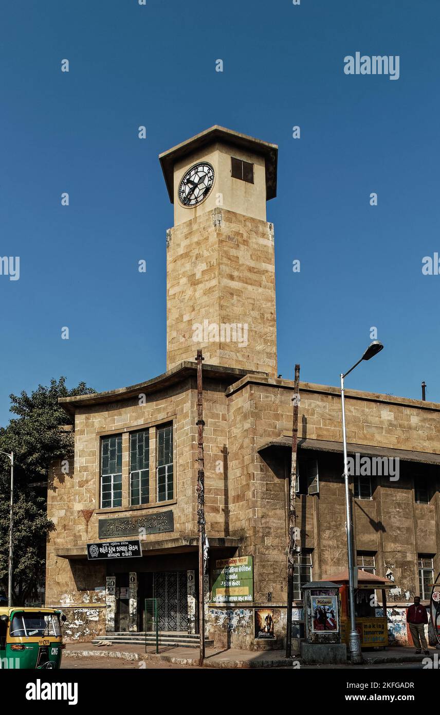 12 16 2007 Dinbai Nasarvanji Vakil Myunicipal Dispanceri Und Heritage Clock Tower Ahmedabad Gujarat Indien. Stockfoto