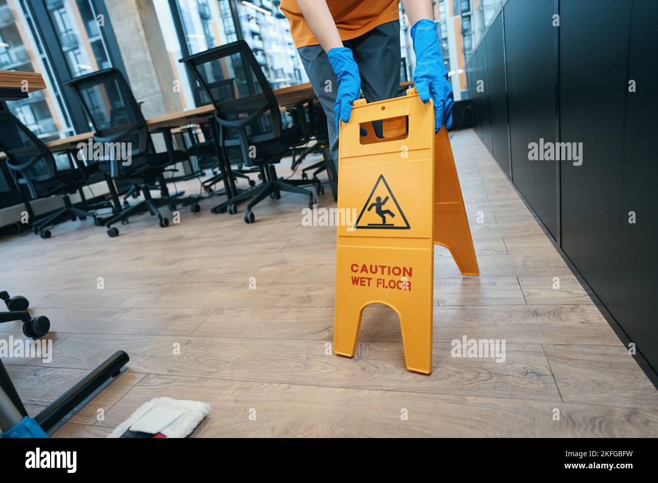 Notwendige Gadgets für die Reinigung der Räumlichkeiten - Mopp und Klappstepplader Stockfoto