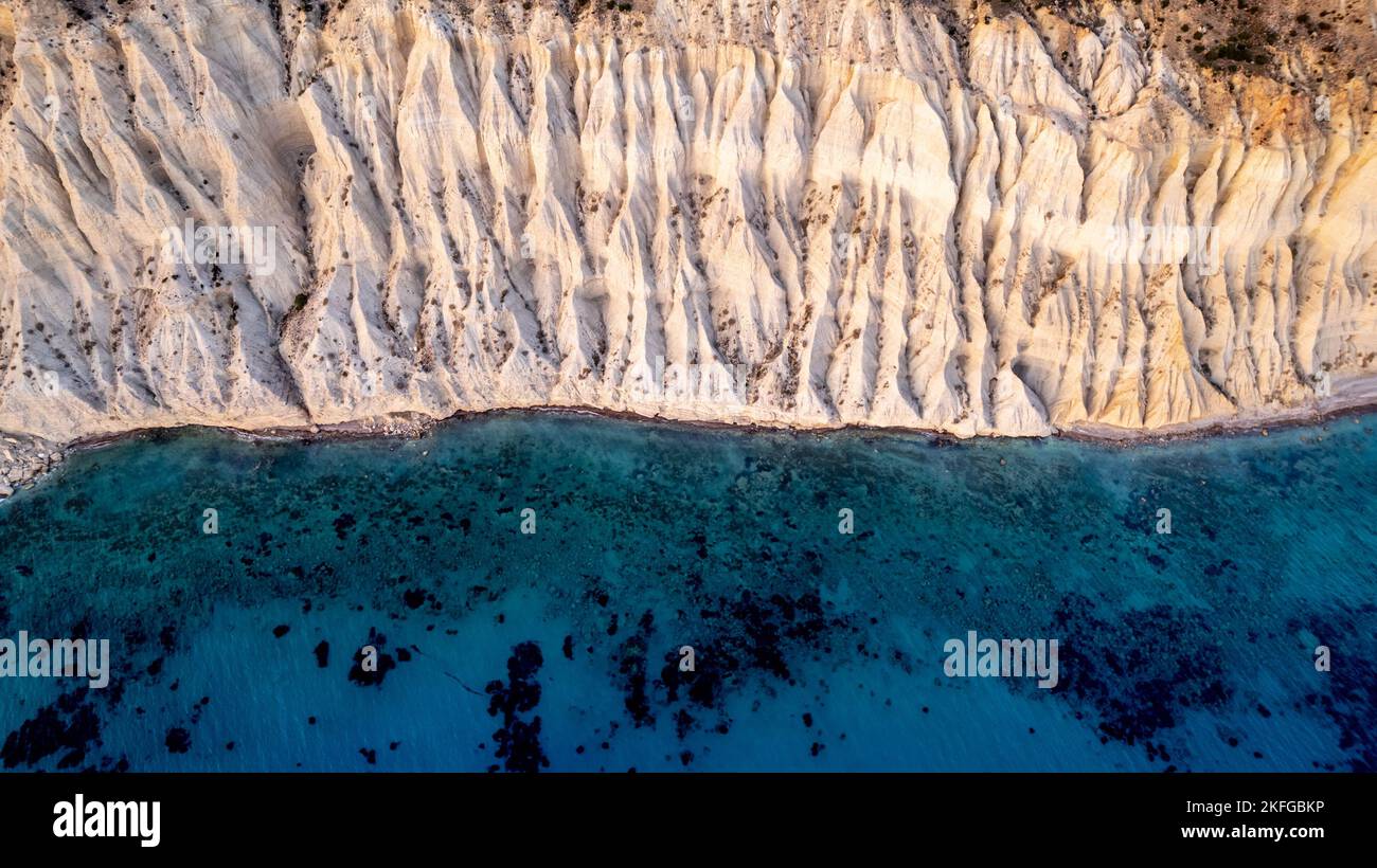 Luftpanorama der Klippen von Cape Aspro von Drohne, Limassol, Zypern Stockfoto