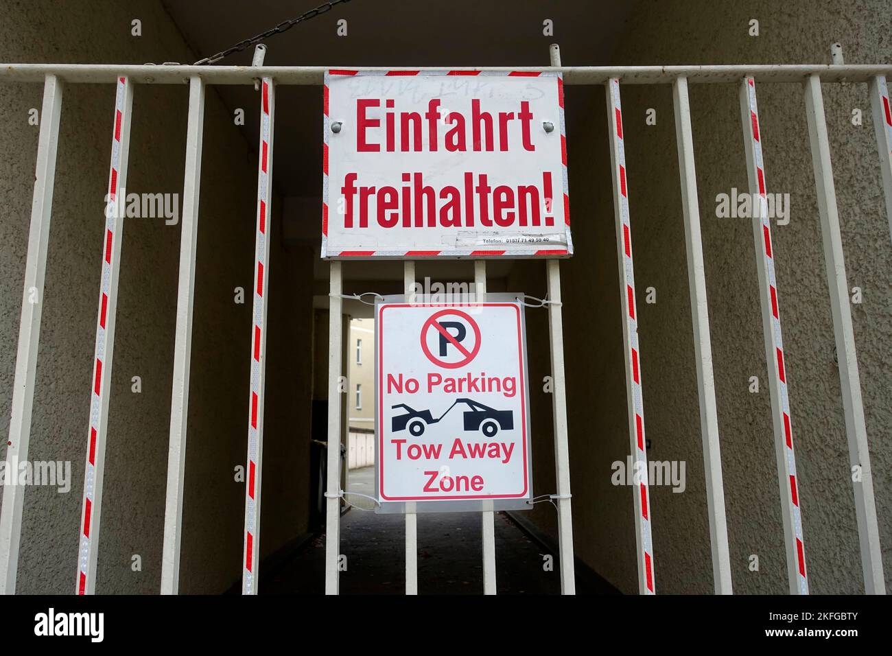 Schild, keine Parkplätze, Abschleppzone, Berlin, Deutschland Stockfoto