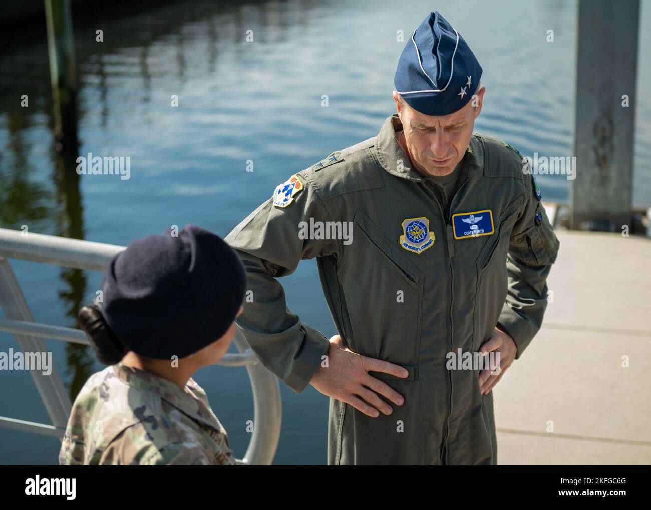 US Air Force Maj. General Corey Martin, 18. Kommandant der Luftwaffe, spricht mit einem Marinepatrolman, der dem 6. Security Forces Squadron während einer Tour auf dem MacDill Air Force Base, Florida, am 15. September 2022 zugewiesen wurde. Martin ritt mit den Patrolmännern, um die Rollen und Verantwortlichkeiten bei der Bereitstellung von Basissicherheit für einen großen Küstenstreifen besser zu verstehen. Die 6. SFS Marine Patrol Unit ist die einzige voll einsatzfähige Einheit der Luftwaffe mit 24/7 Einheiten und ist für den Schutz eines der größten Küstenverbotsgebiete im Verteidigungsministerium verantwortlich. Stockfoto