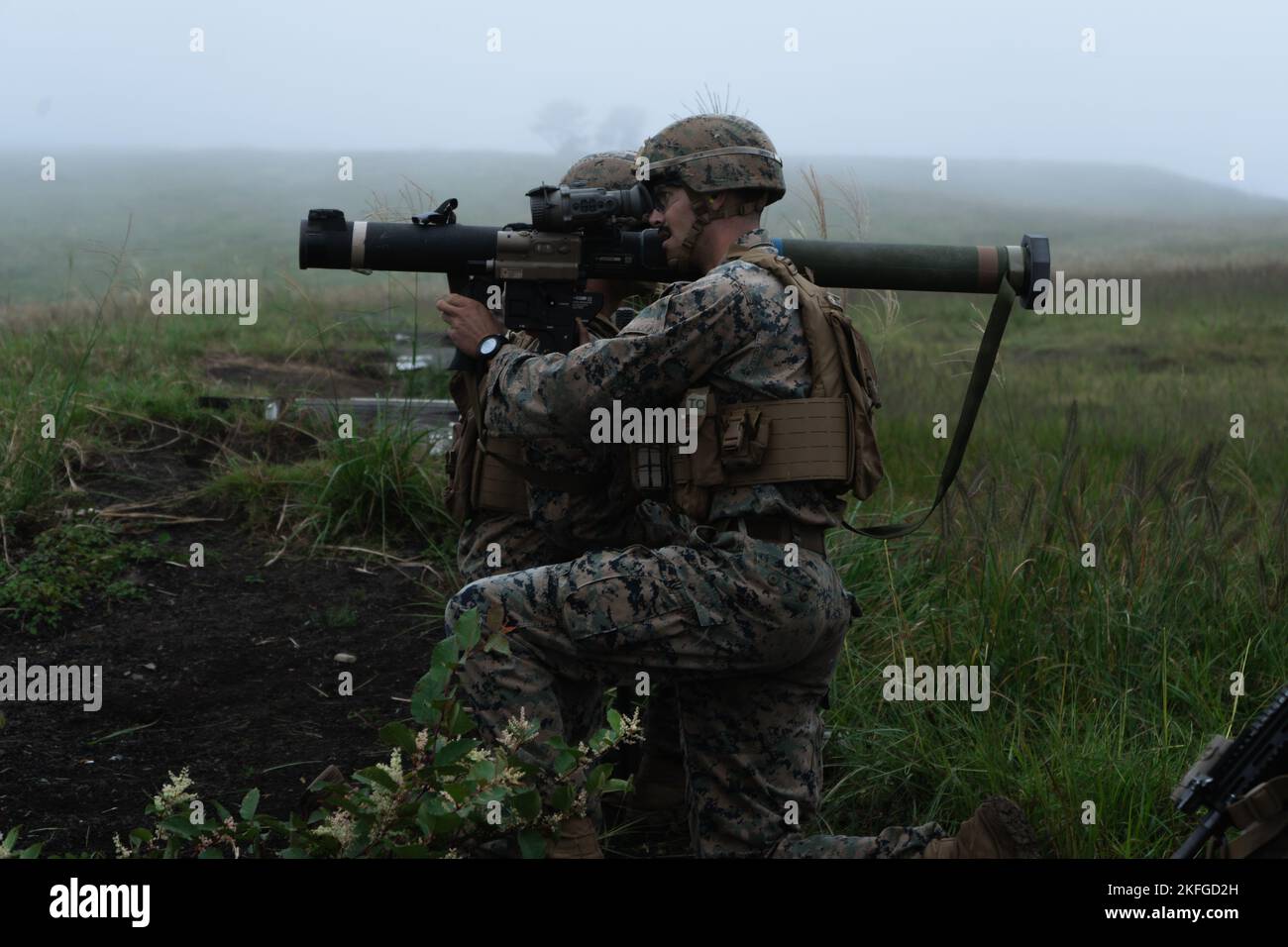 U.S. Marine Corps CPL. Jacob Michaltz, ein Kampfmann mit 3D Bataillons und 3D Marineinfanteristen, feuert während der Fuji Viper 22,5 im Combined Arms Training Center, Camp Fuji, Japan, am 15. September 2022 eine Mk 153-Schulterwaffe aus dem Jahr. Übung Fuji Viper ist ein Beispiel für ein realistisches Training, das tödliche, einsatzbereite und anpassungsfähige Kräfte hervorbringt, die in der Lage sind, dezentrale Operationen über eine Vielzahl von Missionen durchzuführen. 3/3 wird im Rahmen des Unit Deployment Program im Indo-Pazifik unter 4. Marines, 3D Marine Division, eingesetzt. Michaltz stammt aus North Mankato, Minnesota. Stockfoto