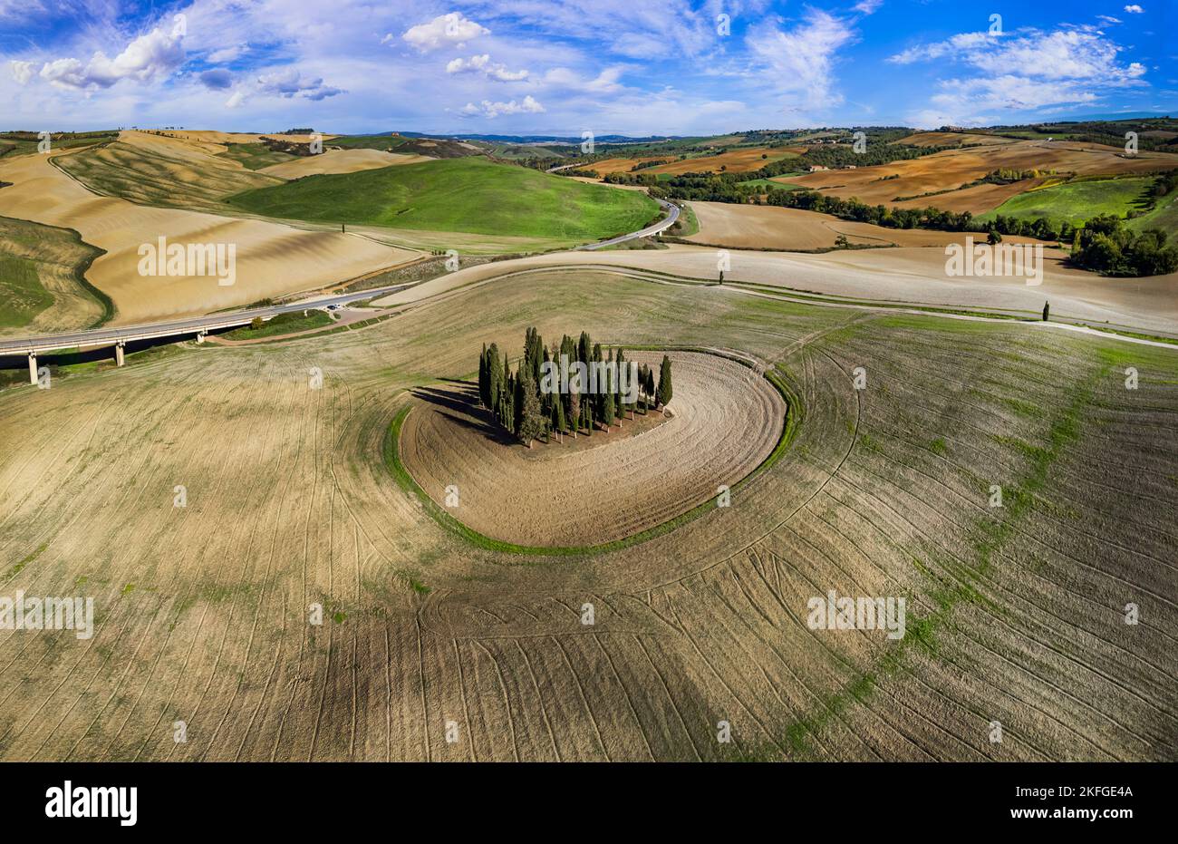 Landschaft in Italien. Tolle toskanische Landschaft. Typische Landschaft mit weiten Feldern des Val d'Orcia berühmten schönen Tal. Luftdrohnenaufnahme des kreises cyp Stockfoto
