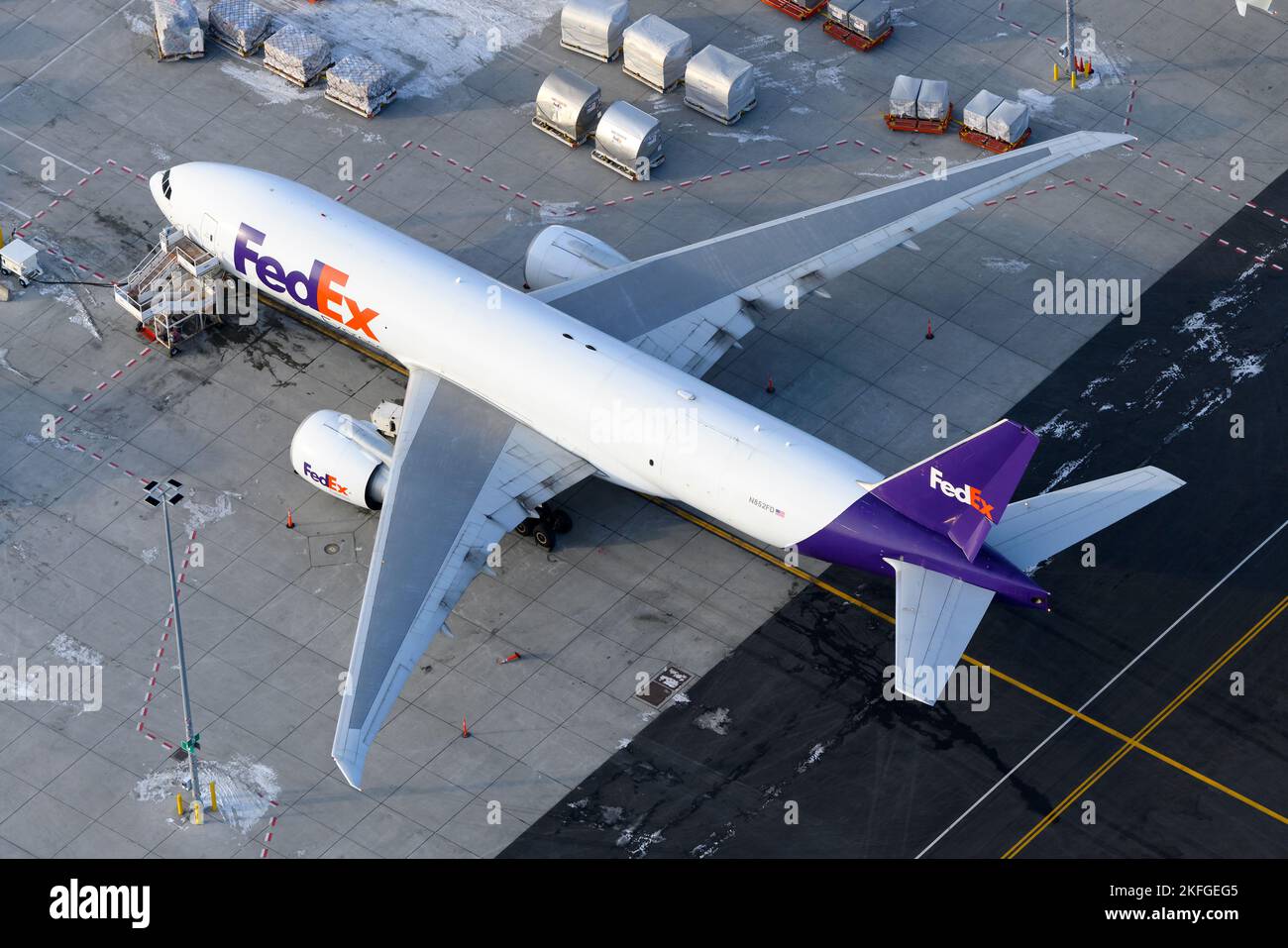 FedEx Boeing 777F. Flugzeug zur Frachtbeförderung für Federal Express des Modells 777. Stockfoto