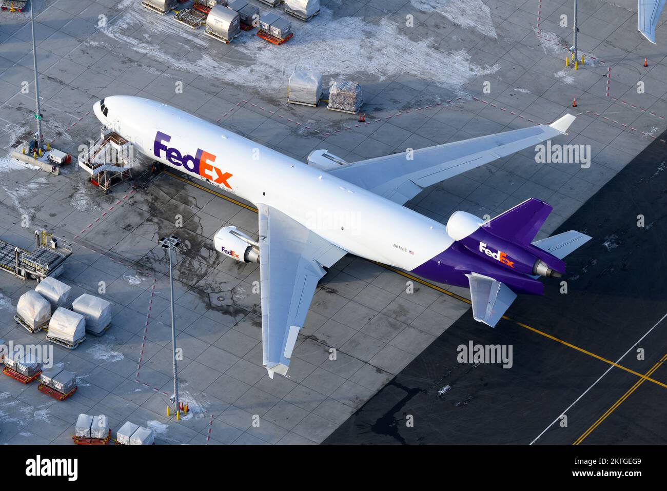 FedEx McDonnell Douglas MD-11 Flugzeug. Flugzeug für den Frachttransport für Federal Express. Luftaufnahme der MD11-Ebene. Stockfoto