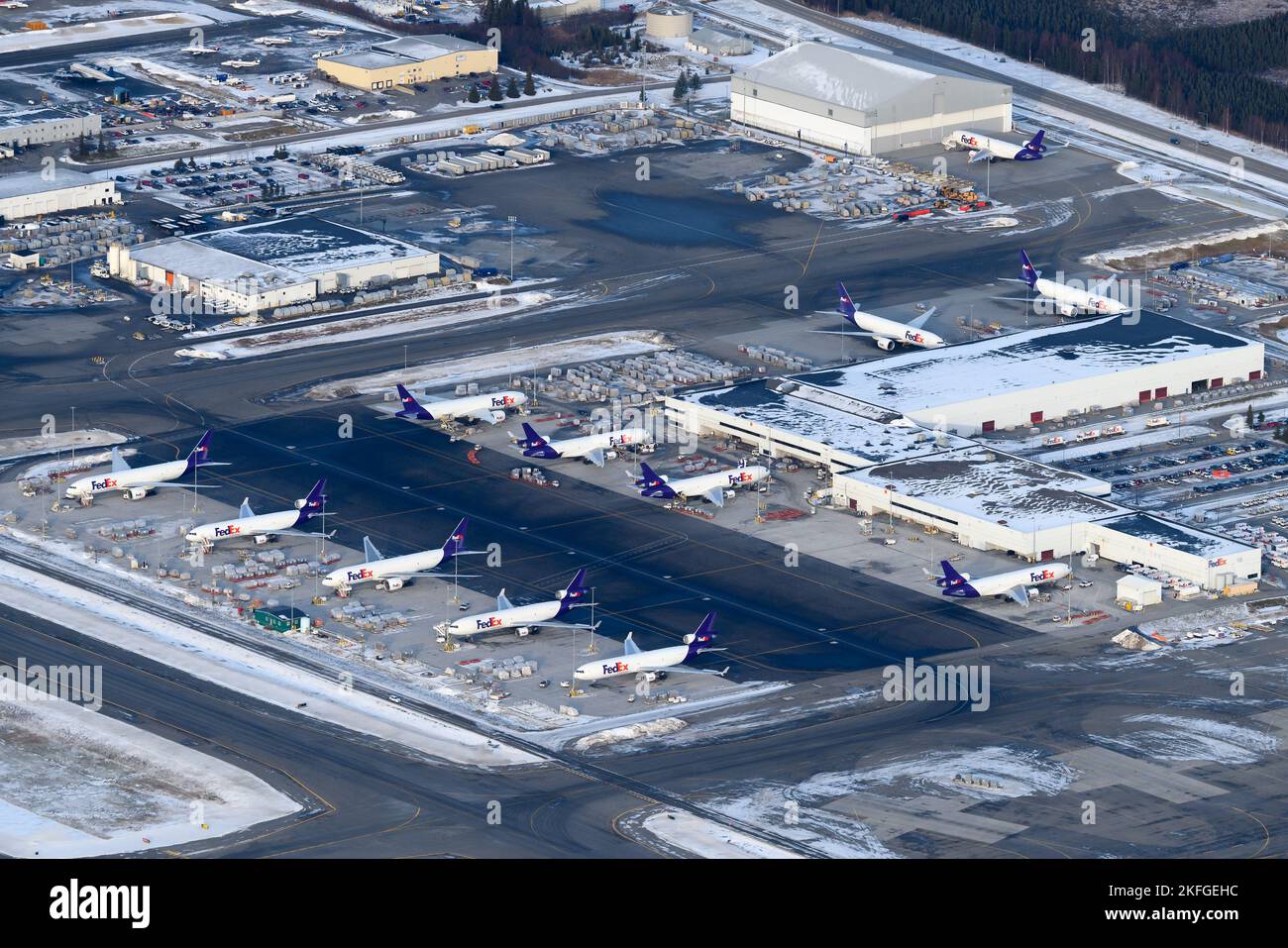 FedEx Cargo-Flugrampe am Flughafen Anchorage, einem Drehkreuz für den Luftfrachttransport in Alaska. Federal Express-Flugzeuge an seinem Güterverkehrsknotenpunkt. Stockfoto