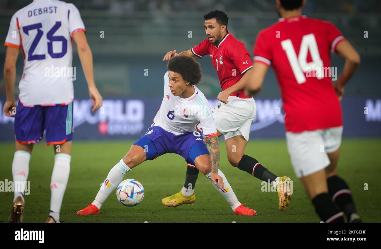 Der belgische Axel Witsel und der ägyptische Mahmoud Hassan kämpfen während eines Freundschaftsspiels der ägyptischen Fußballnationalmannschaft gegen die belgische Fußballnationalmannschaft der Roten Teufel am Freitag, den 18. November 2022, im Jaber Al-Ahmad International Stadium in Ardiya, Kuwait, um den Ball. Die Red Devils sind in Kuwait, um sich auf die bevorstehende FIFA-Weltmeisterschaft 2022 in Katar vorzubereiten. BELGA FOTO VIRGINIE LEFOUR Stockfoto