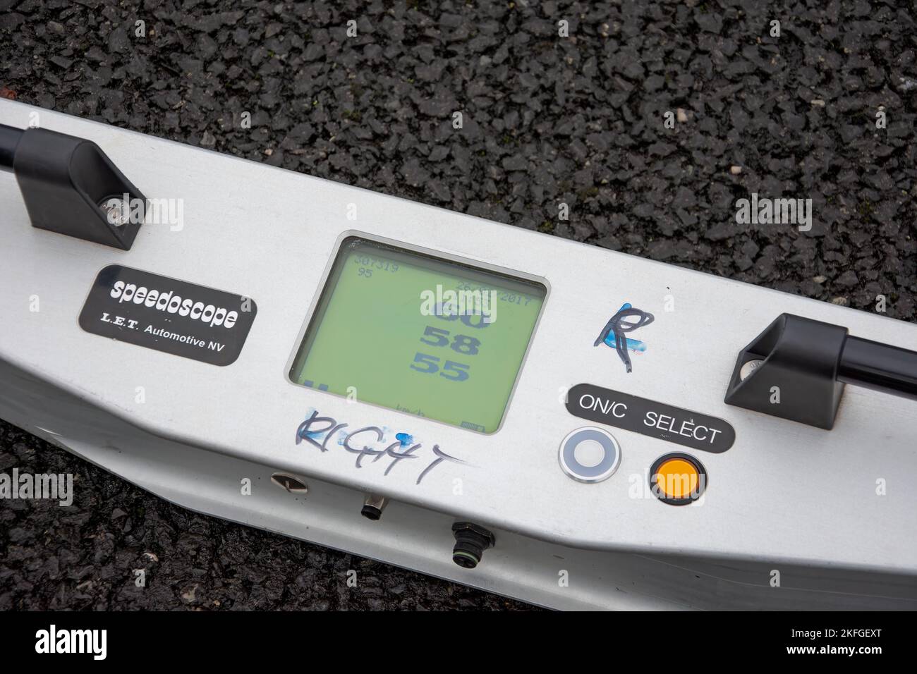 Aufgenommen am 26. Februar 2017 im Chorley Driving Test Center, Großbritannien. Speedoskop-Überwachungsgerät auf dem schwarzen Asphalt mit der Anzeige der Geschwindigkeitsaufzeichnung Stockfoto