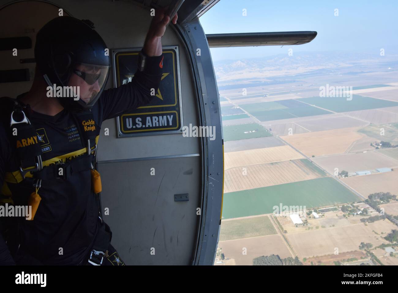 Sgt. Jon Pemberton, der dem US Army Fallschirmteam, bekannt als The Golden Knights, zugewiesen wurde, beurteilt die Bedingungen vor einem Tandemsprung aus der Luft in Davis, Kalifornien, 15. September 2022. Die Golden Knights haben sich mit dem Northern California Recruiting Bataillon zusammengetan, um zugelassenen Gemeinschaftspartnern wie lokalen und nationalen Prominenten, Medienmitarbeitern, Pädagogen und Gemeindeführern Tandemsprünge zu bieten. Diese Tandem-Sprünge ermöglichen es den Teilnehmern, den freien Fall mit den Golden Knights in einem sicheren, sorgfältig kontrollierten Rahmen zu erleben, um die Fähigkeiten und Qualitäten der US-Armee zu demonstrieren Stockfoto