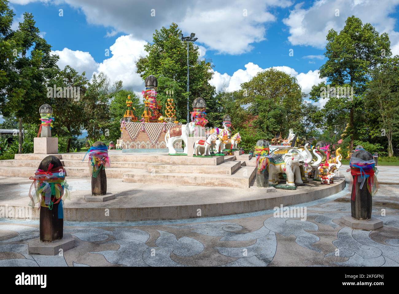 CHIANG RAI, THAILAND - 15. DEZEMBER 2018: Stadtsäule und phallische Symbole. Lebensraum des Geistes der Stadt, spirituelles und touristisches Wahrzeichen Stockfoto