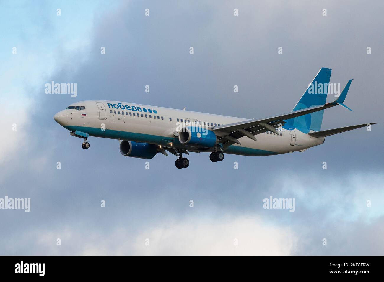 SANKT PETERSBURG, RUSSLAND - 28. OKTOBER 2020: Flugzeug Boeing 737-800 (VQ-BTJ) der Pobeda Airlines auf Gleitpfad gegen bewölkten Himmel Stockfoto