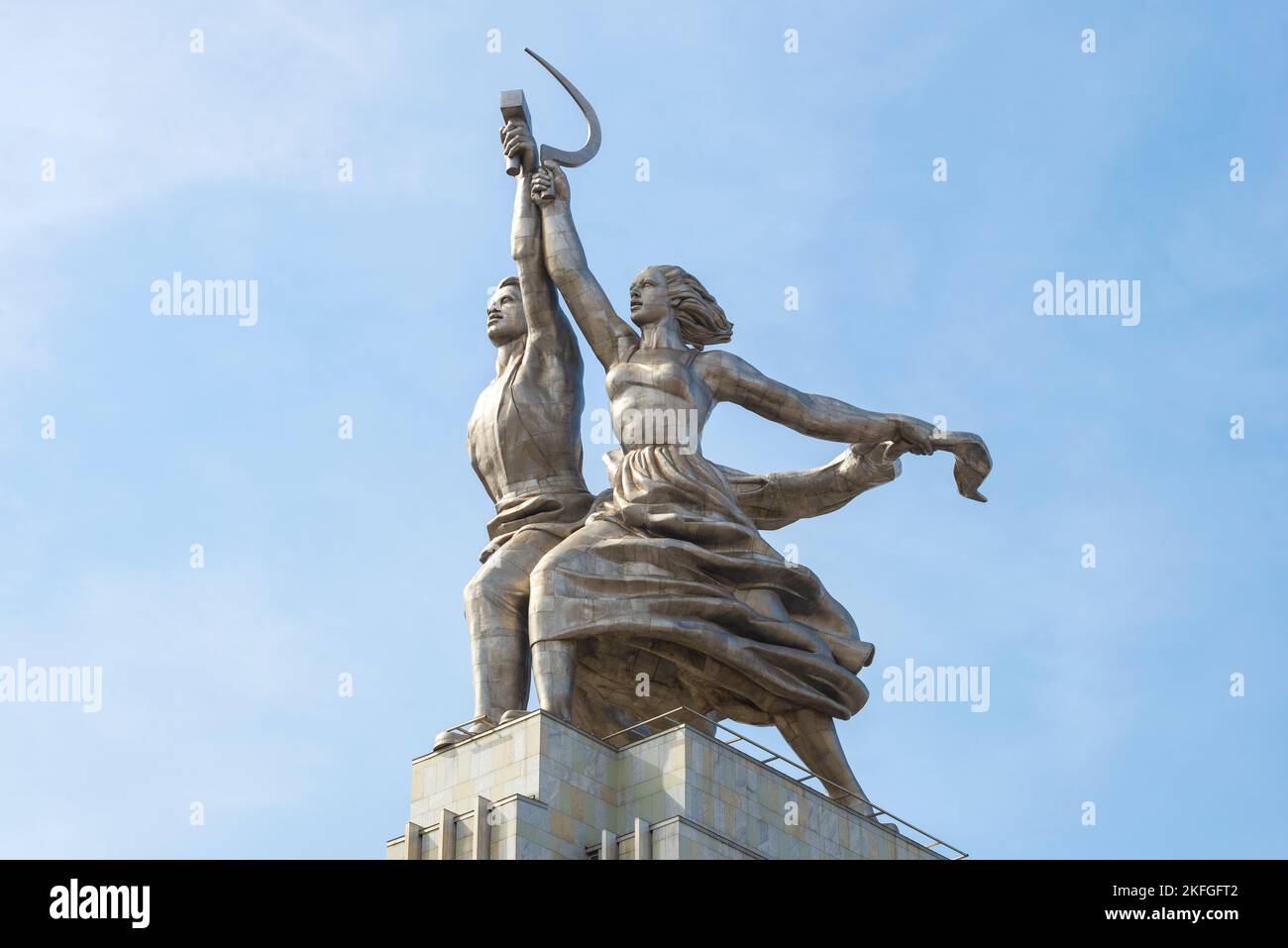 MOSKAU, RUSSLAND - 14. APRIL 2021: Sowjetisches Denkmal "Arbeiter und Kolchosbäuerin" an einem sonnigen Tag aus der Nähe Stockfoto