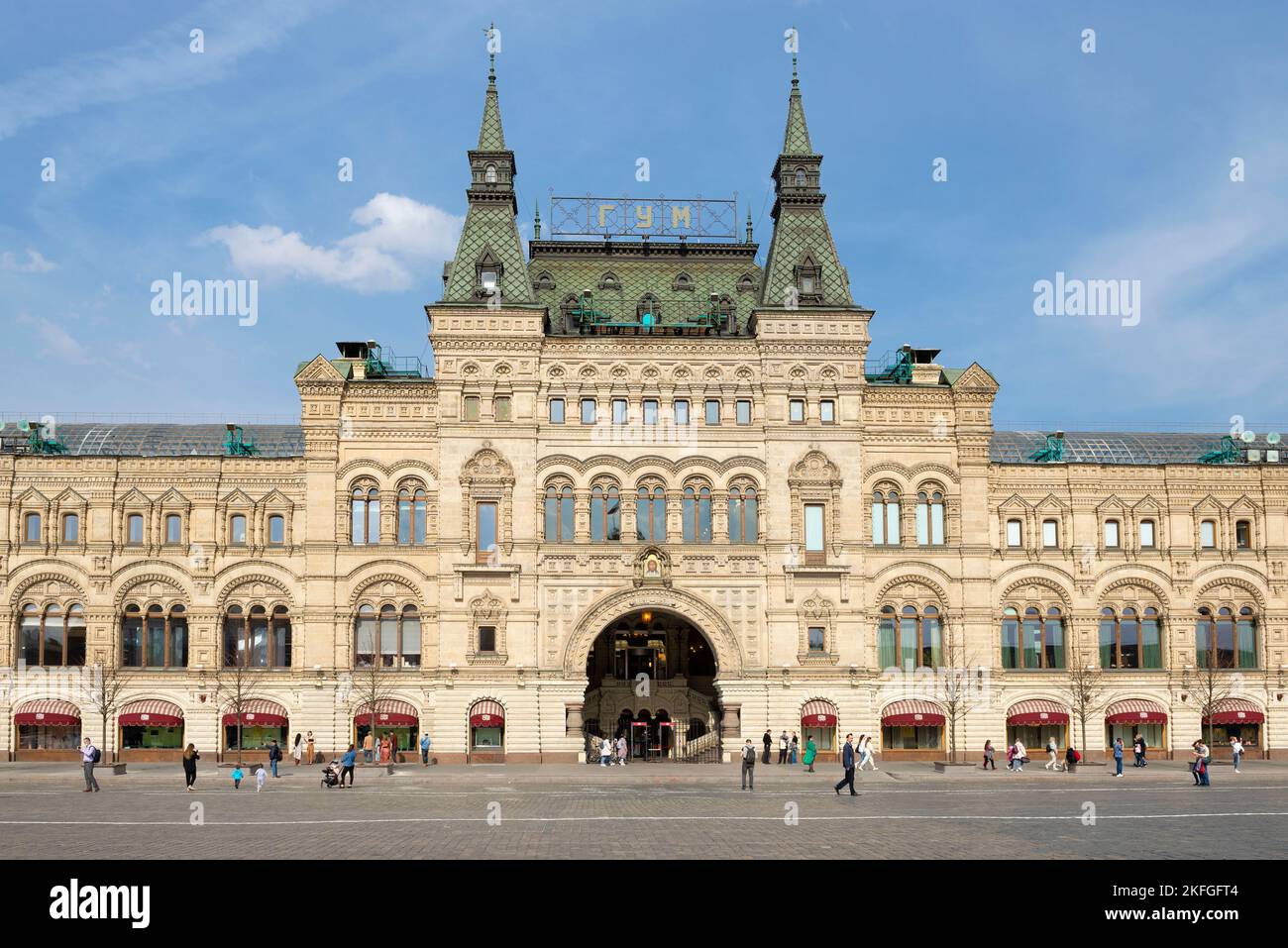 MOSKAU, RUSSLAND - 14. APRIL 2021: Zentraler Teil der Fassade und Eingang des GUM (State Department Store) an einem sonnigen Apriltag. Rotes Quadrat Stockfoto