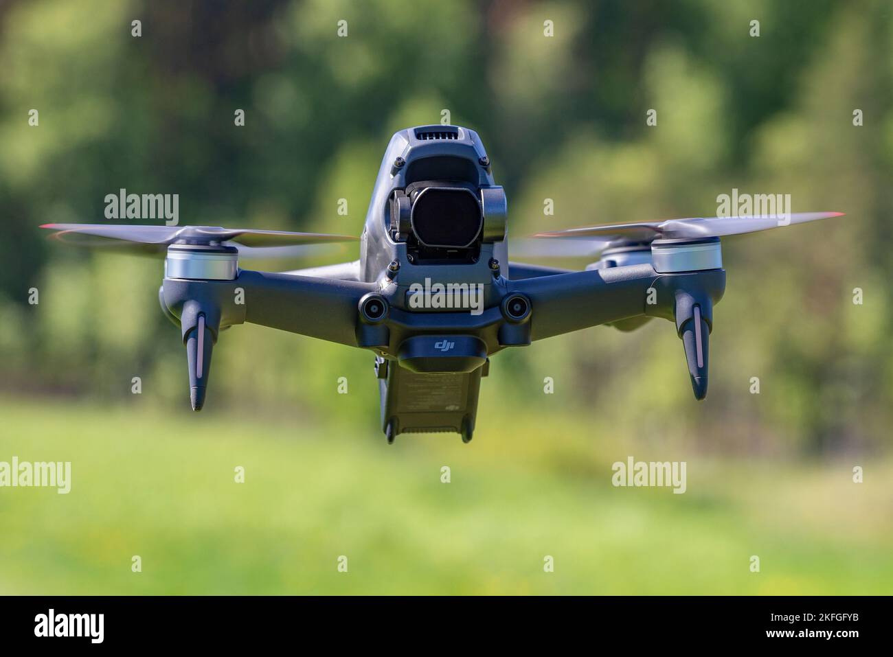 REGION LENINGRAD, RUSSLAND - 30. MAI 2021: Nahaufnahme der DJI FPV-Drohne. Vorderansicht Stockfoto