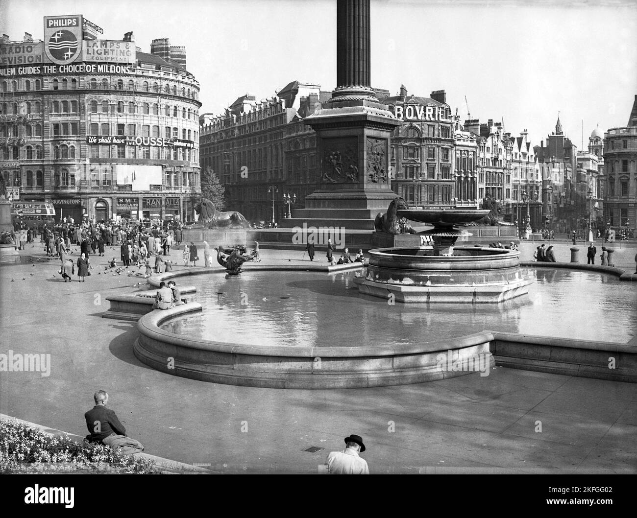 1949, historisch, Blick auf den Trafaglar Square, Westminster, London, England, Großbritannien, zeigt die umliegenden Gebäude und Werbetafeln der damaligen Zeit. Stockfoto