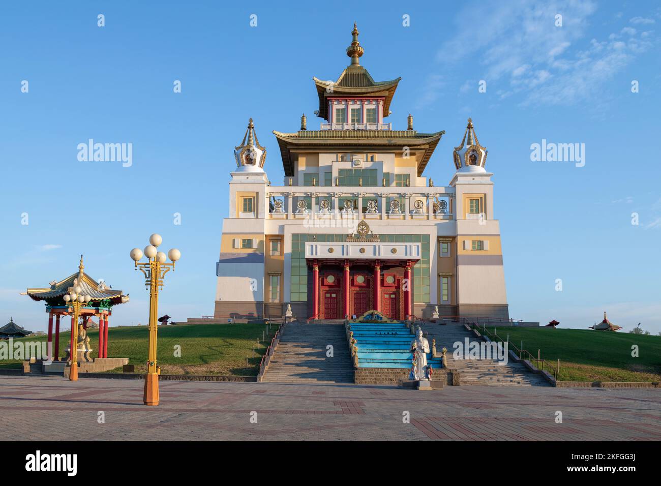 ELISTA, RUSSLAND - 21. SEPTEMBER 2021: Sonniger Septembermorgen im buddhistischen Tempel des 'Goldenen Wohnortes von Buddha Shakyamuni' Stockfoto
