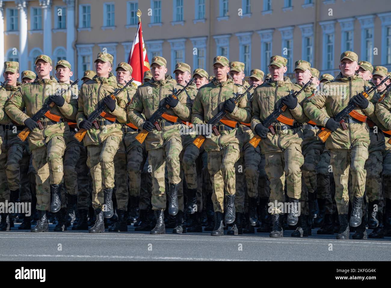 SANKT PETERSBURG, RUSSLAND - 28. APRIL 2022: Soldaten der russischen Armee bei der Generalprobe der Militärparade zu Ehren des Siegestages Stockfoto