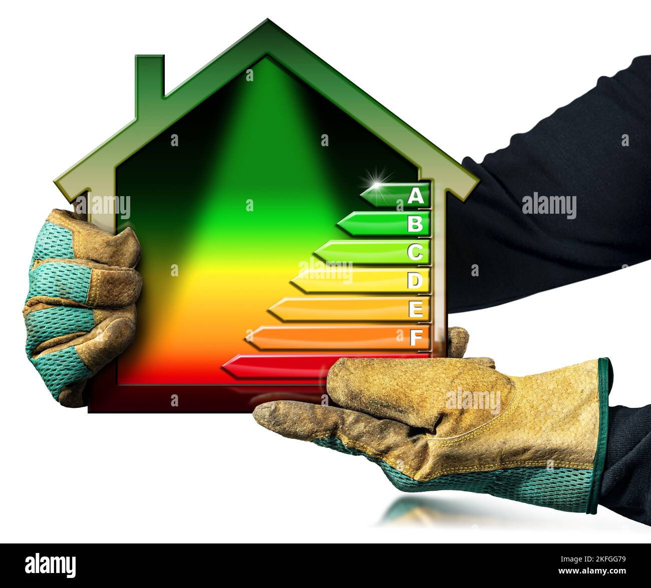 Energieeffizienzklasse des Hauses. Handwerker mit Arbeitshandschuhen hält ein kleines Modellhaus mit dem Diagramm zur Energieleistung. Isoliert auf weiß. Stockfoto