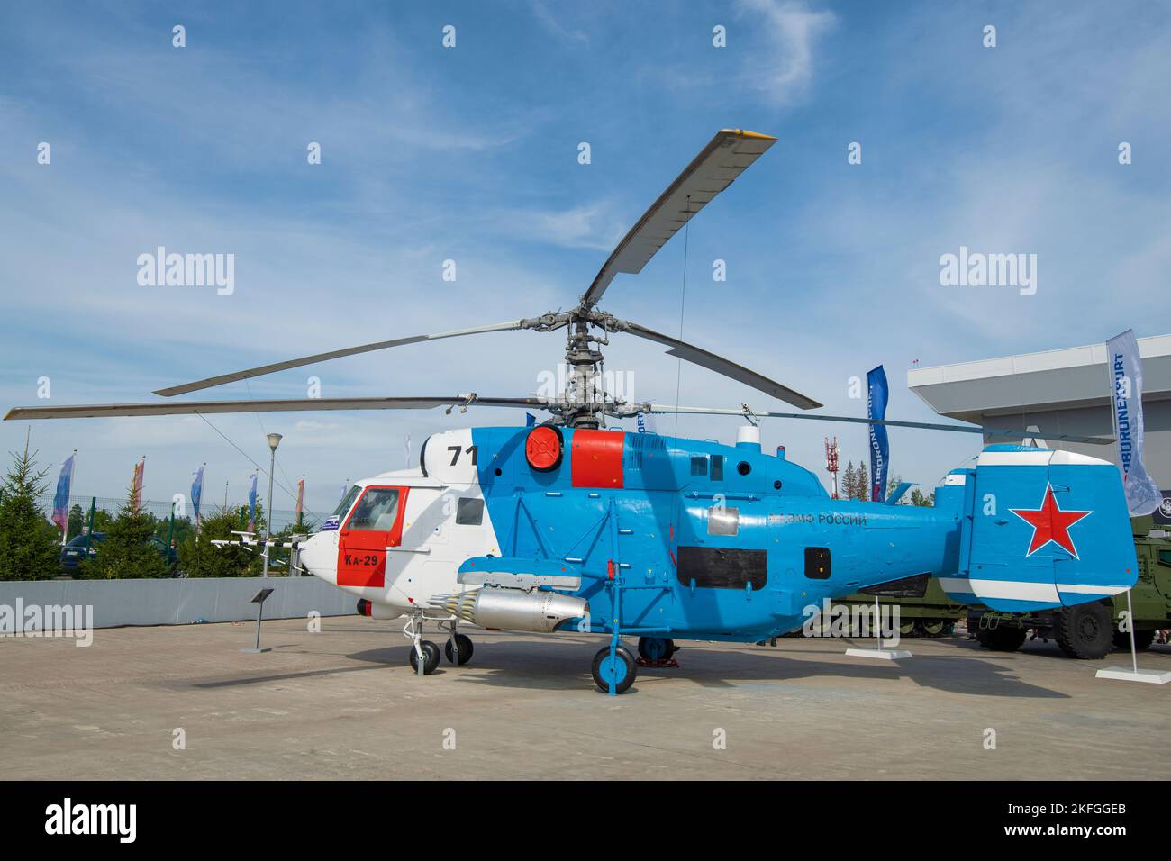 MOSKAU REGION, RUSSLAND - 19. AUGUST 2022: Russischer Transport- und Kampfhubschrauber der Marineflugzeuge der russischen Marine Ka-29 Stockfoto