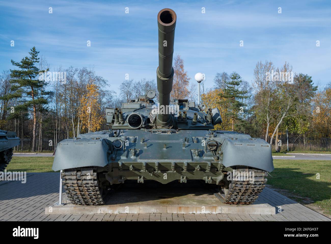 KIROWSK, RUSSLAND - 24. OKTOBER 2022: Sowjetischer Panzer T-80. Vorderansicht. Museumsausstellung „Durchbruch der Beladung Leningrads“ Stockfoto