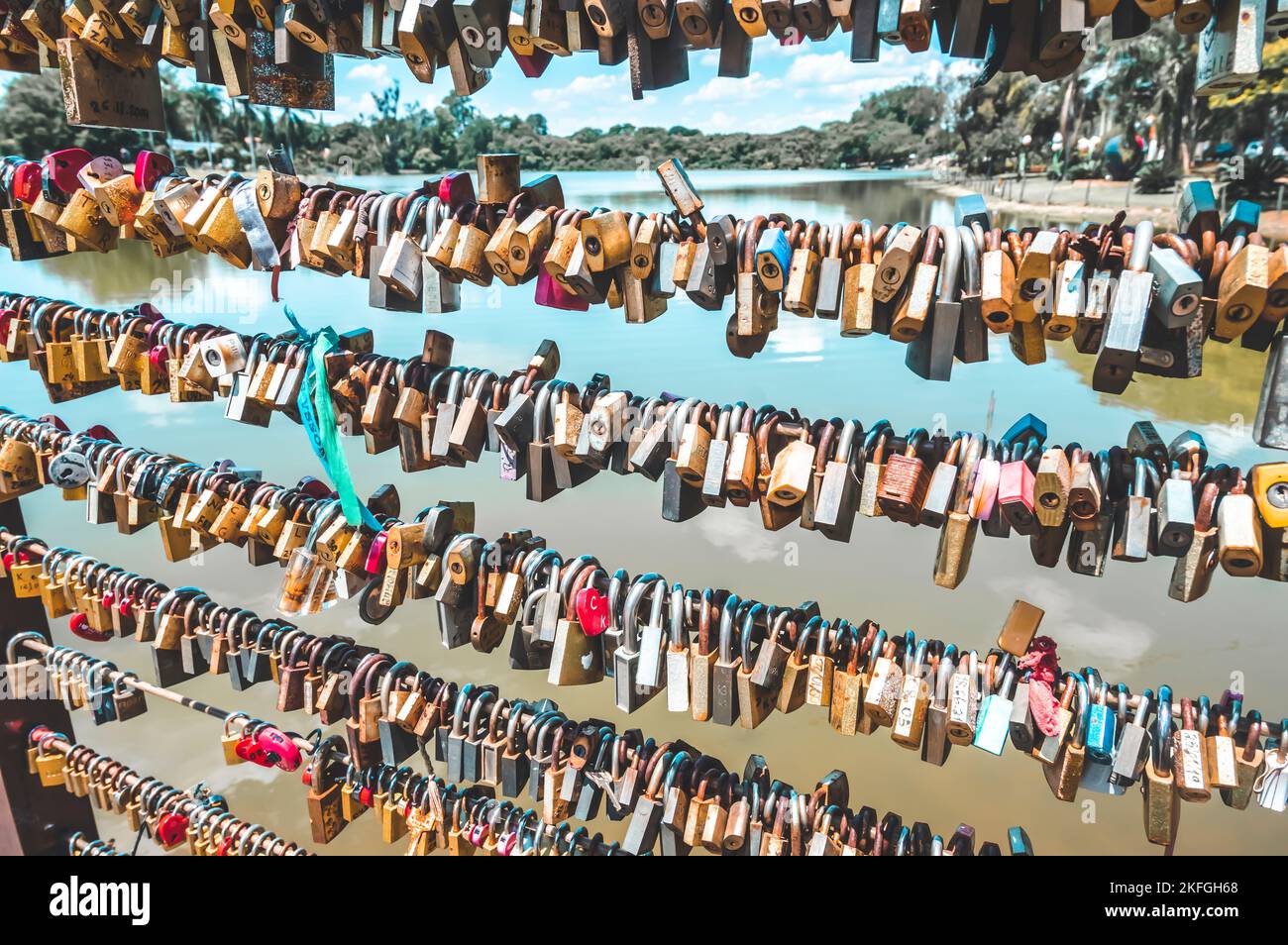 Holambra-sp,brasil-November 17,2022: Vorhängeschlösser mit Namen von Paaren, die an einem Ort mit dem Namen: Deck of Love in holambra-sp gefangen sind, einer Stadt, für die bekannt ist Stockfoto