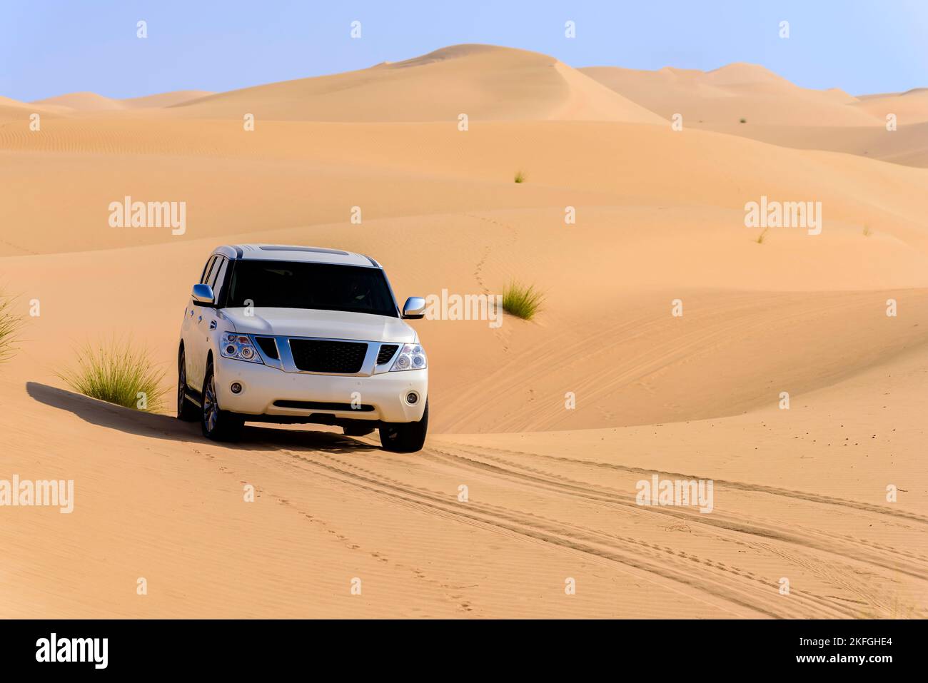 4x4 Offroading in der Wüste, Düne Bashing in Sanddünen im Nahen Osten Stockfoto