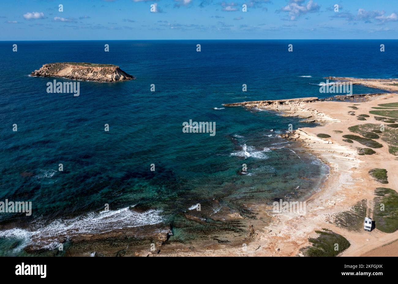 Luftaufnahme der Insel Yeronisos, Kap Drepanum, Agios Georgios, Zypern. Stockfoto